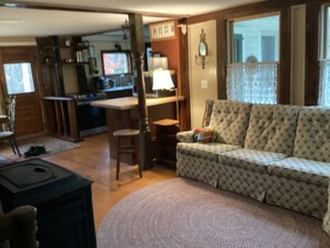 Smart-TV, peis, DVD-spiller og bøker