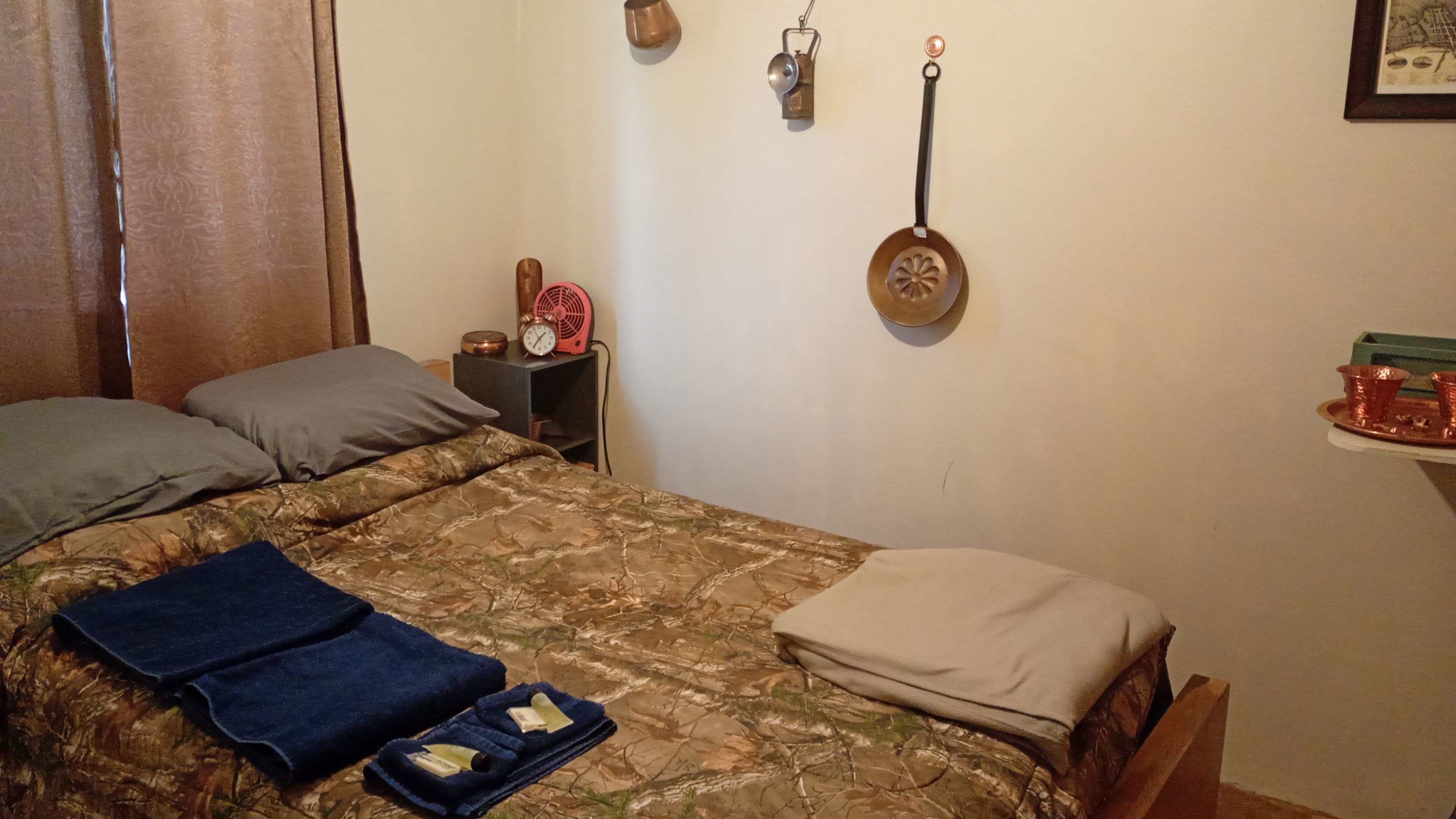 3 bedrooms, desk, iron/ironing board, WiFi (free)