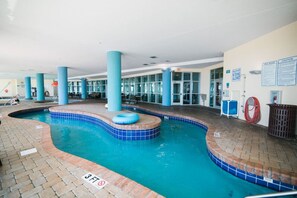 Alberca techada y alberca climatizada