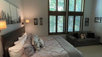 3 bedrooms, iron/ironing board, travel crib, free WiFi