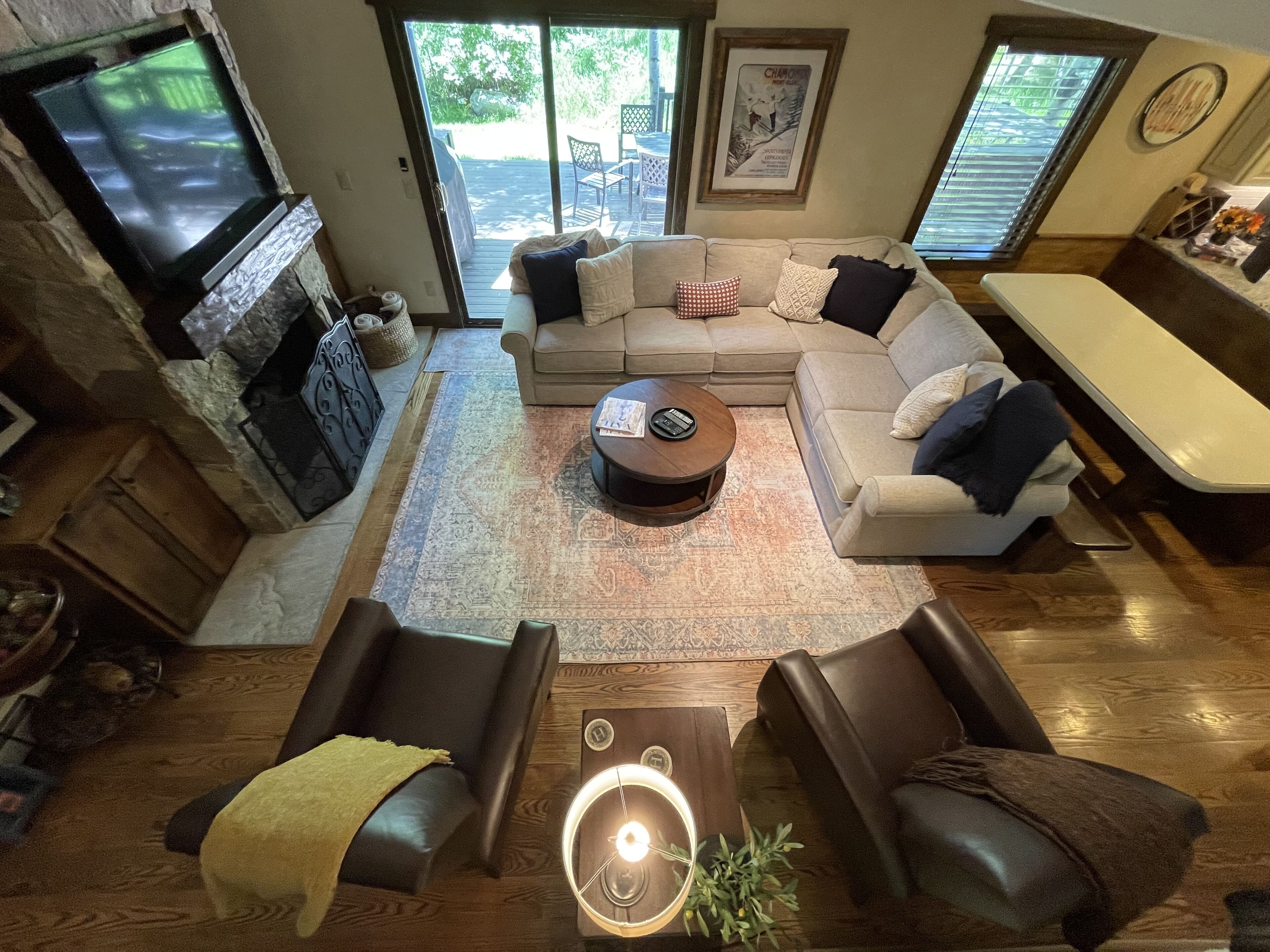 Smart TV, chimenea, reproductor de DVD y libros 