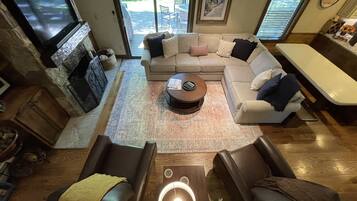 Smart TV, chimenea, reproductor de DVD y libros