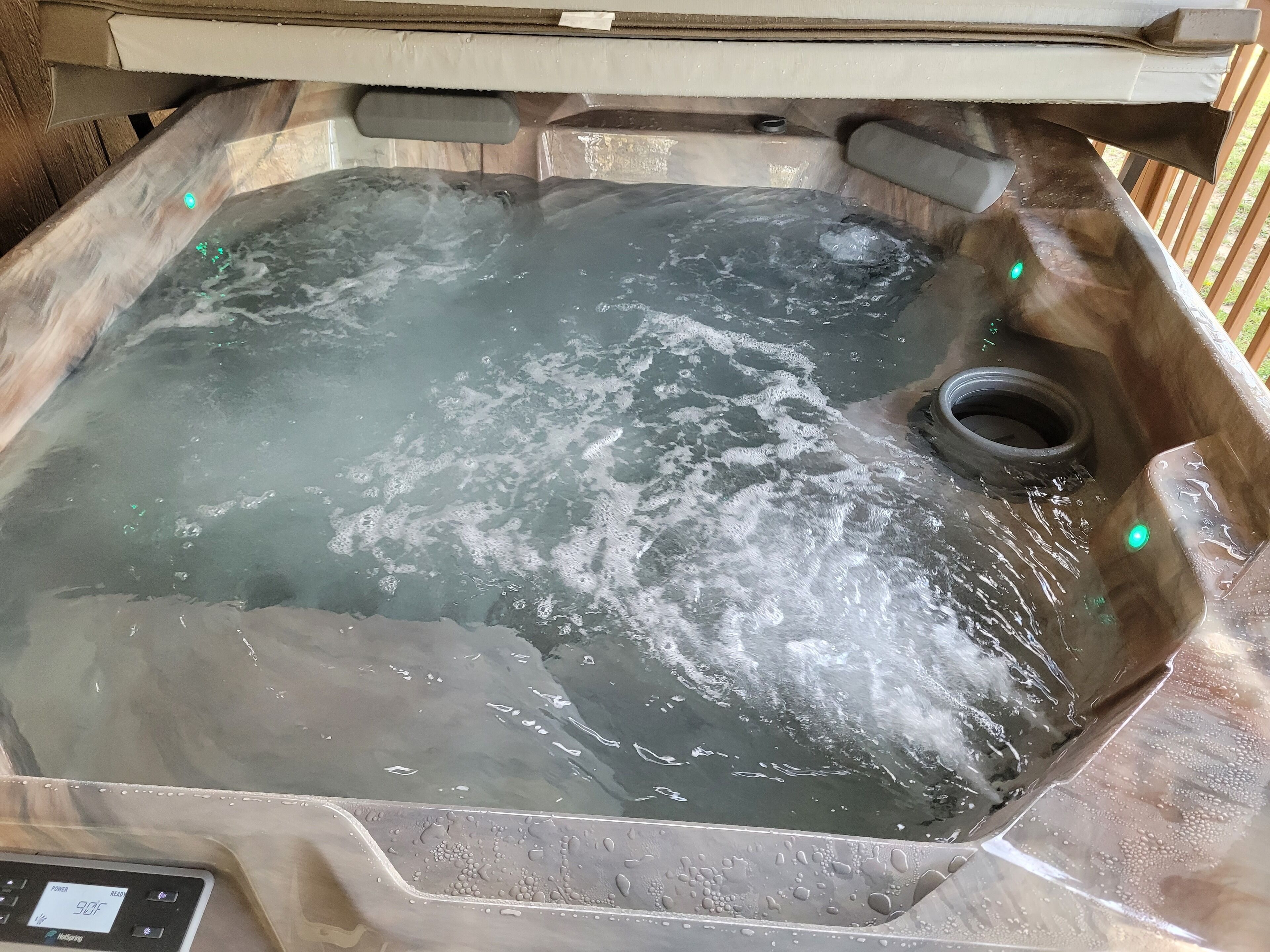 Ett bubbelbad med en digital kontrollpanel som visar temperaturinställningarna.