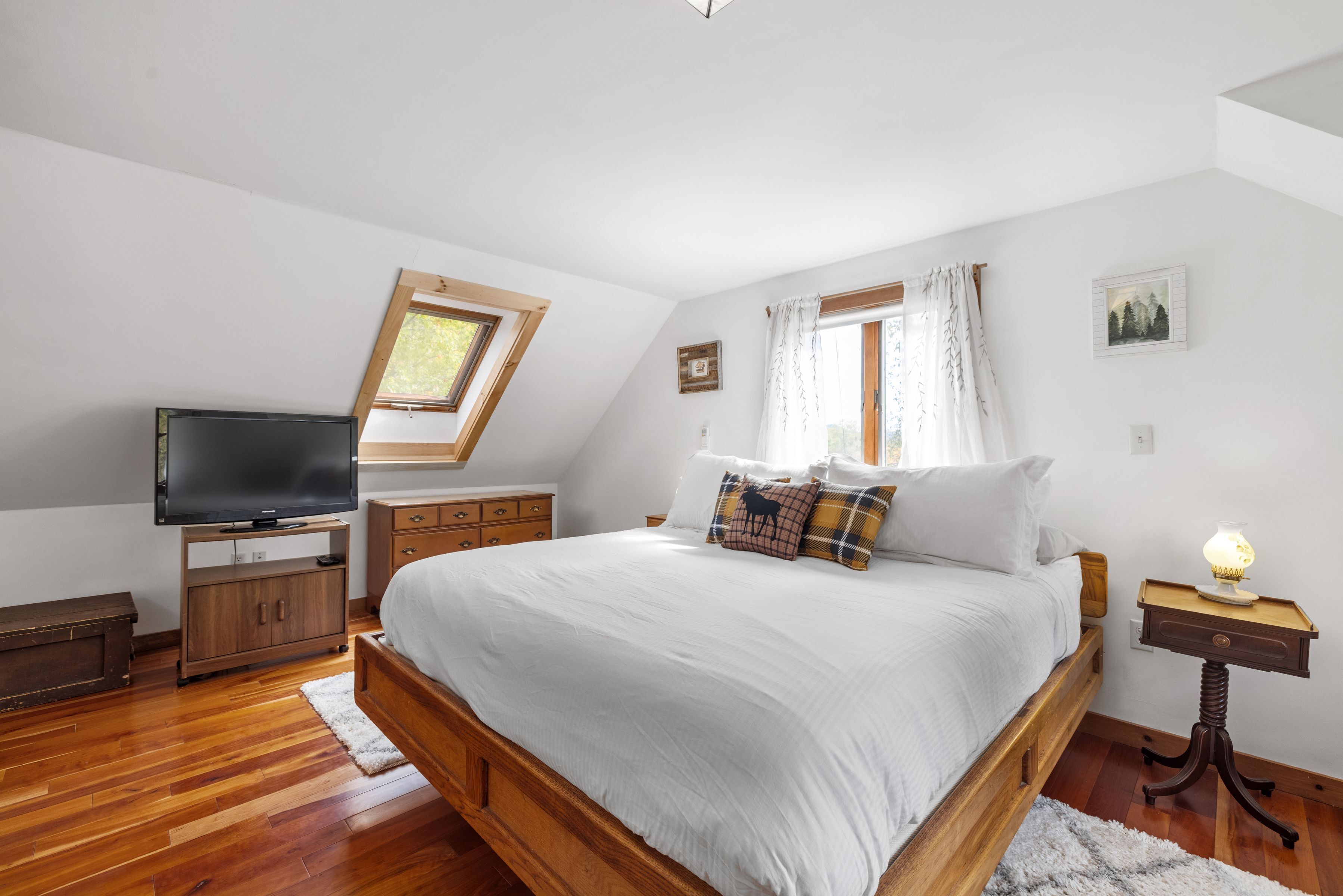 4 bedrooms, desk, iron/ironing board, free WiFi