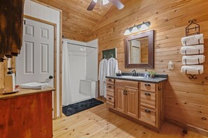 Ducha, secador de pelo, toallas y jabón