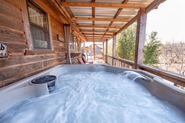 Outdoor spa tub