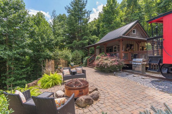 Terrace/patio - Train Caboose w/ Upscale Amenities Minutes to Waynesville & Asheville (Waynesville)