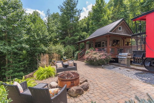 Train Caboose w/ Upscale Amenities Minutes to Waynesville & Asheville