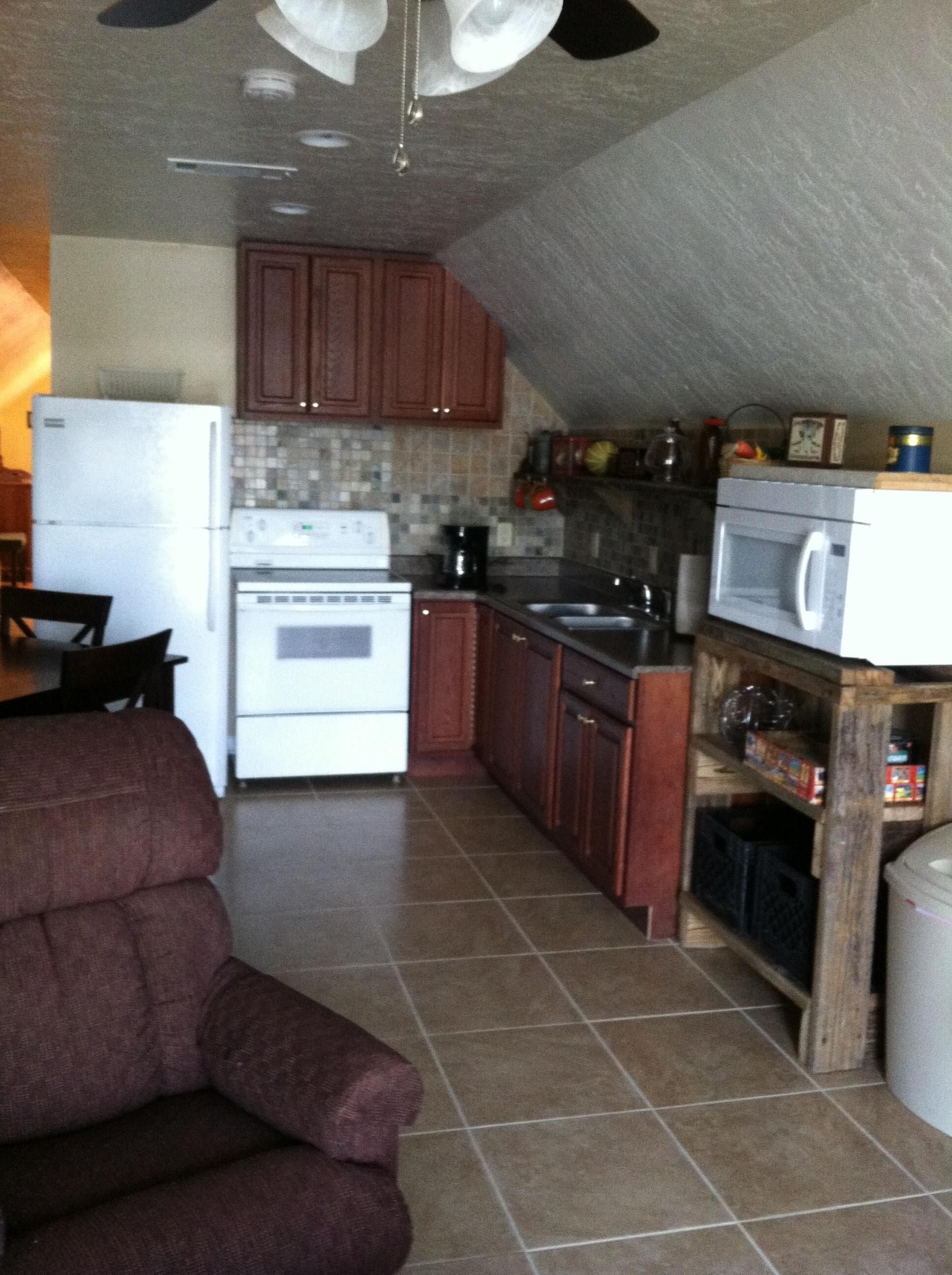 Réfrigérateur, four à micro-ondes, un four, surface de cuisson