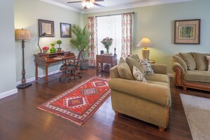 TV, fireplace, DVD player, books - Family Disney Villa w/private pool 15 min to Parks (Davenport)