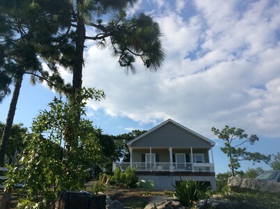 Charming Getaway 3 miles to Carolina Beach & State Park, Close to Restaurants 