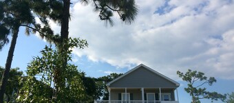 Charming Getaway 3 miles to Carolina Beach & State Park, Close to Restaurants