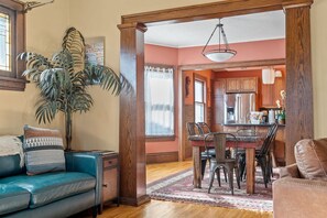 TV, DVD player, books, stereo - MINNeSTAY* Urban Retreat (Minneapolis)