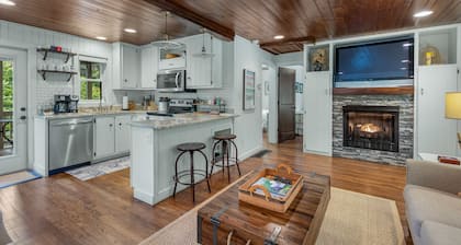 Walk to Downtown Cashiers!CharmingSecluded Cottage w/Resort Access –Pet Friendly