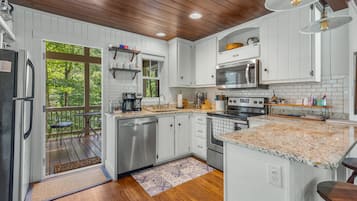 Frigorífico, microondas, horno y placa de cocina