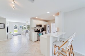 ثلاجة، ميكروويف، فرن، موقد طهي مسطح