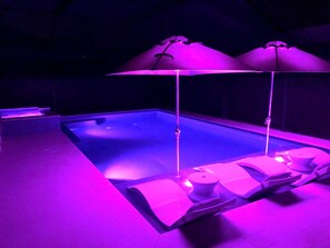 Una piscina al aire libre, una piscina climatizada