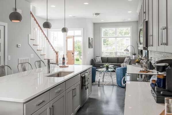 Refrigerador, microondas, horno y parrilla de estufa 