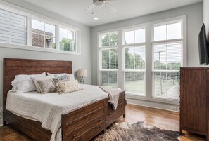 2 bedrooms, in-room safe, desk, iron/ironing board