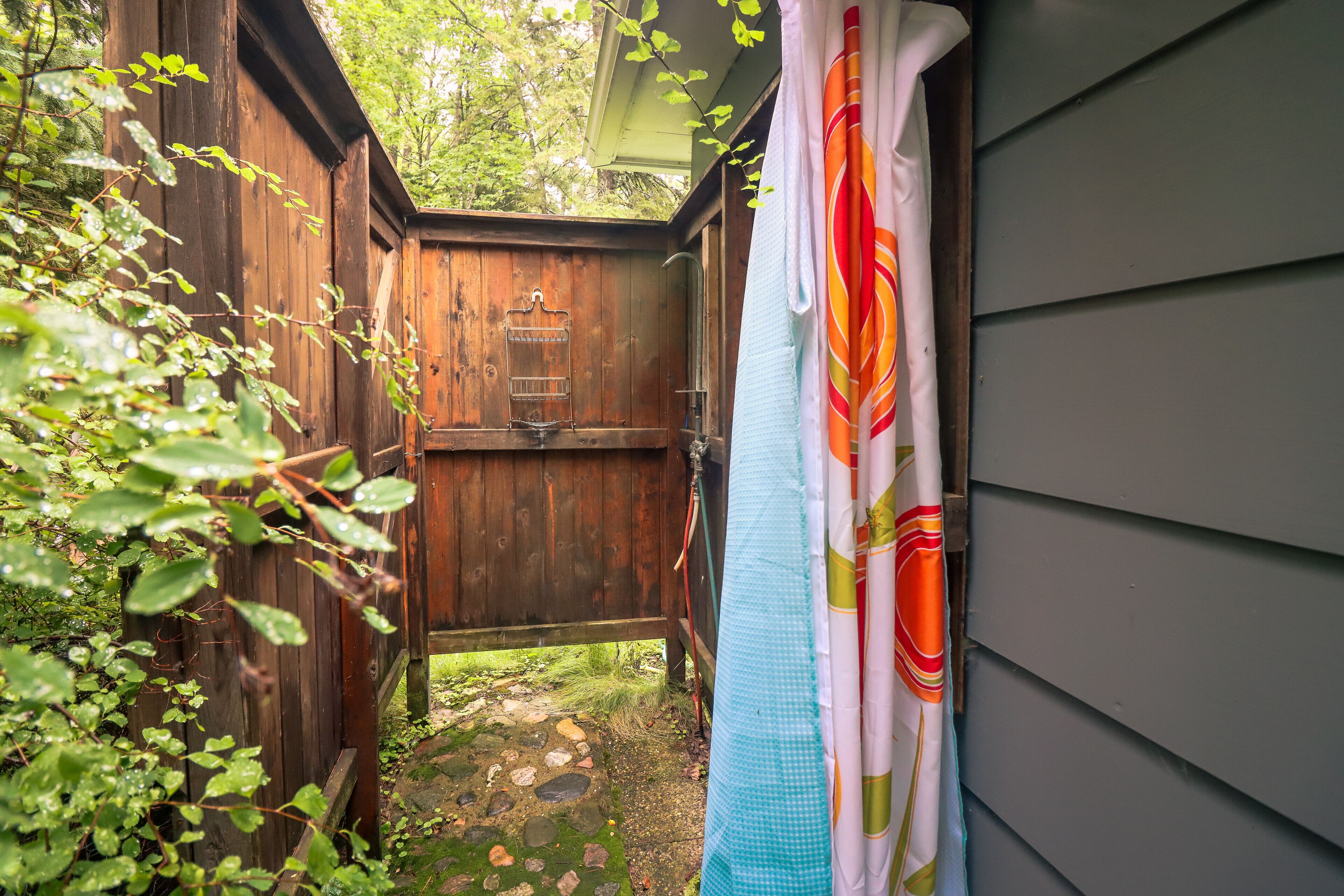 Combined shower/tub, hair dryer, towels