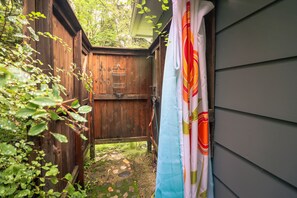 Duschwanne, Haartrockner, Handtücher