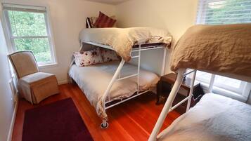 5 bedrooms, iron/ironing board, WiFi, bed sheets