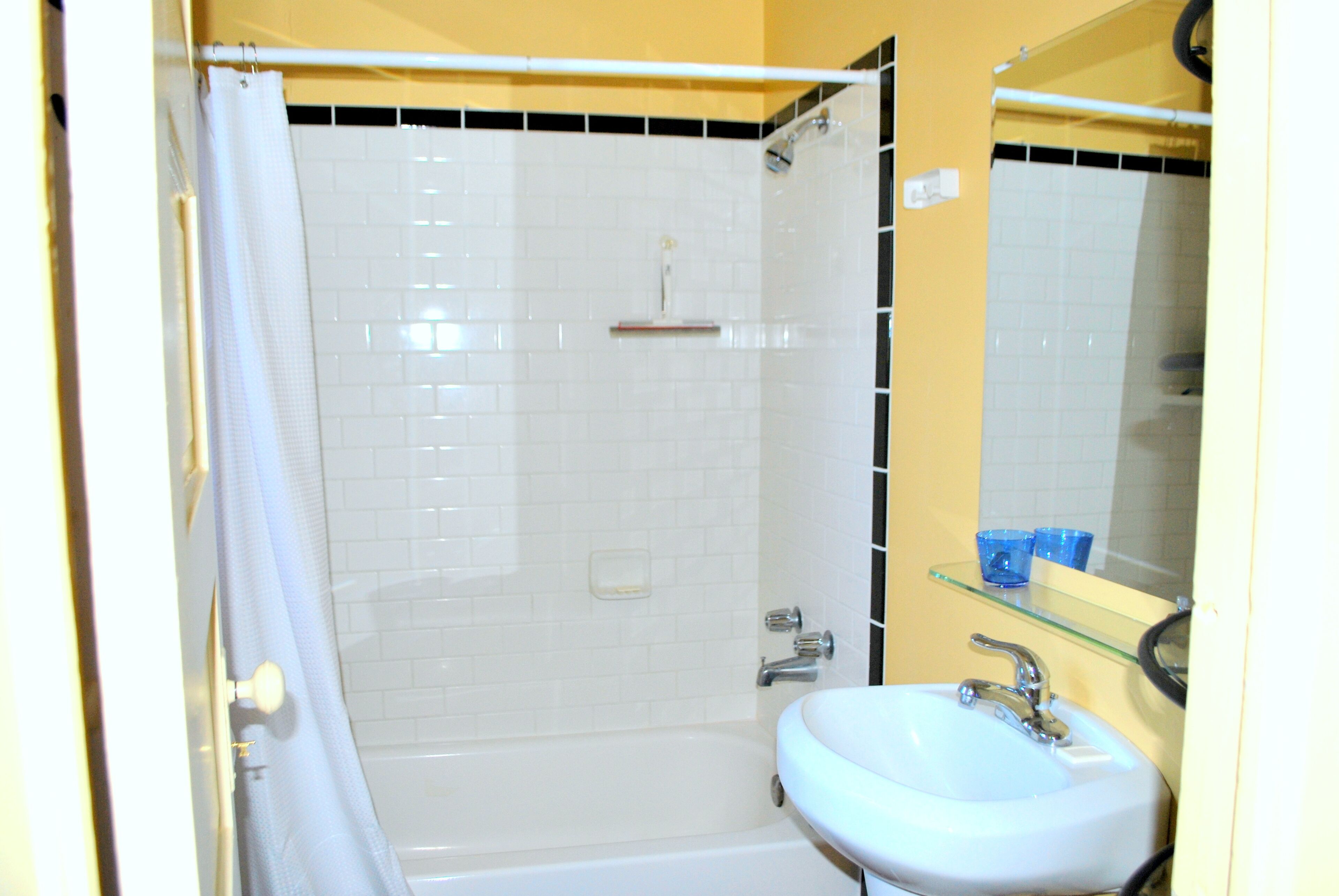 Subway tiled bath / shower.
