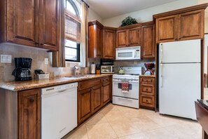 KĂŒhlschrank, Mikrowelle, Ofen, Herdplatte