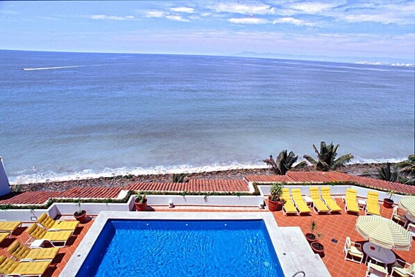 Alberca al aire libre y alberca climatizada