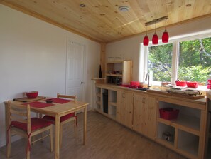 Een koelkast, een microgolfoven, een oven, een kookplaat