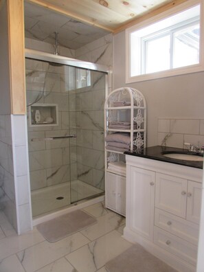 Dusche, Haartrockner, Handtücher, Seife
