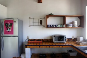 Réfrigérateur, four, plaque de cuisson, cafetiÚre/bouilloire