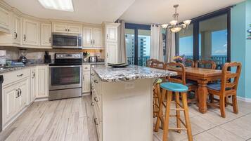 Refrigerador, microondas, horno y parrilla de estufa