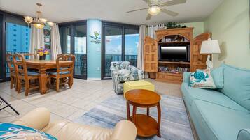 Televisión, reproductor de DVD, libros y videoteca