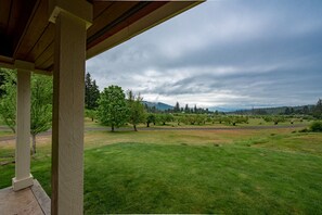 Property grounds - Beautiful house and private apartment, hot tub & sauna, 6 miles from Hood River! (White Salmon)