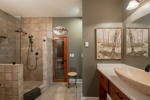 Combined shower/bathtub, hair dryer, towels - Beautiful house and private apartment, hot tub & sauna, 6 miles from Hood River! (White Salmon)