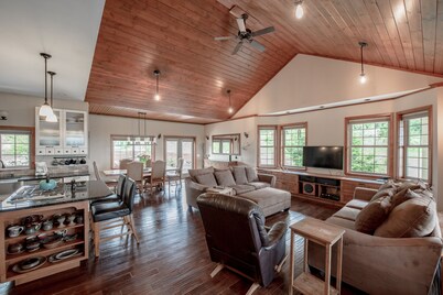 Beautiful house and private apartment, hot tub & sauna, 6 miles from Hood River!