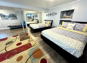 5 habitaciones, camas con efecto memoria y escritorio