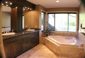 Duschwanne, Haartrockner, Handtücher, Seife