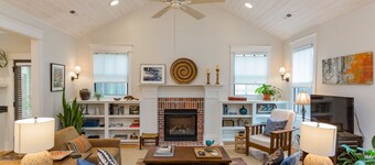 12 South luxury guest cottage offers comfort and a great location!