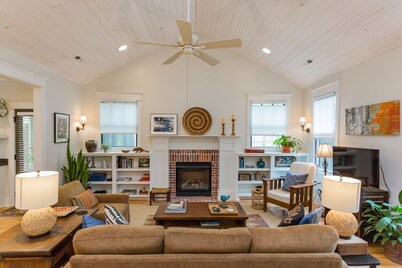 12 South luxury guest cottage offers comfort and a great location!