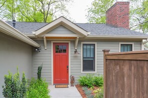 Exterior detail - 12 South luxury guest cottage offers comfort and a great location! (Nashville)