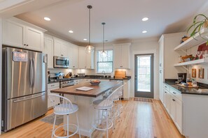 Fridge, microwave, oven, stovetop - 12 South luxury guest cottage offers comfort and a great location! (Nashville)