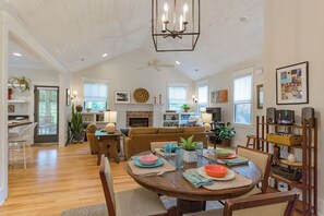 Dining - 12 South luxury guest cottage offers comfort and a great location! (Nashville)