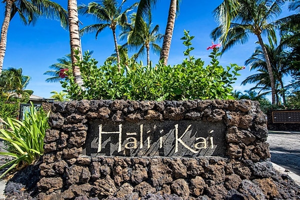 Welcome to beautiful Hali'i Kai.
e komo mai