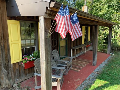 Rustic, Artsy & Cozy Getaway Cabin in Laurel Highlands- minutes from Ligonier 