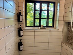 Douche, sèche-cheveux, serviettes fournies, savon