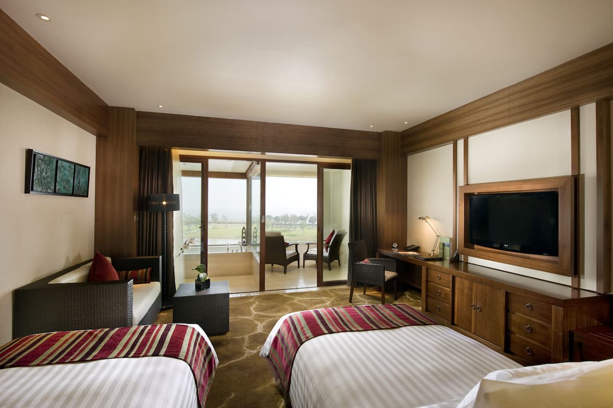 Deluxe Twin Room, Lake View | Minibar, in-room safe, desk, soundproofing