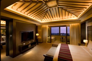 Minibar, caja de seguridad en la habitación y escritorio