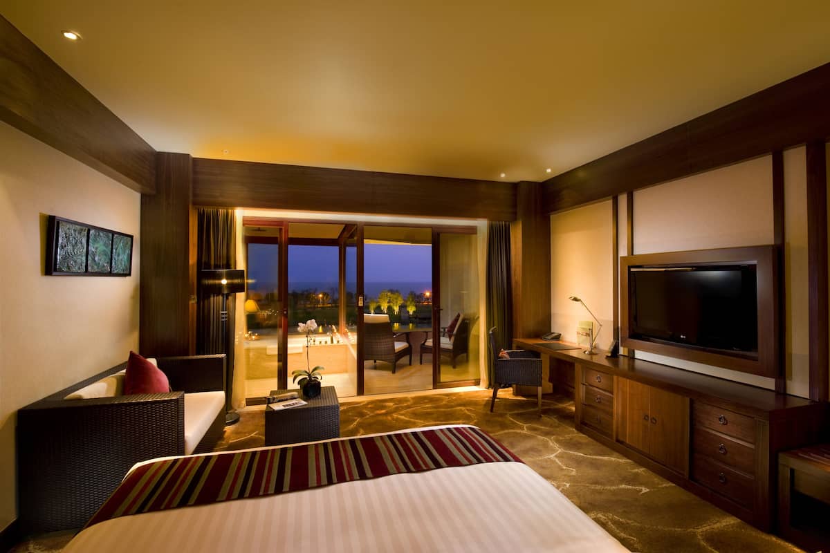 Deluxe Double Room, Lake View | Minibar, in-room safe, desk, soundproofing